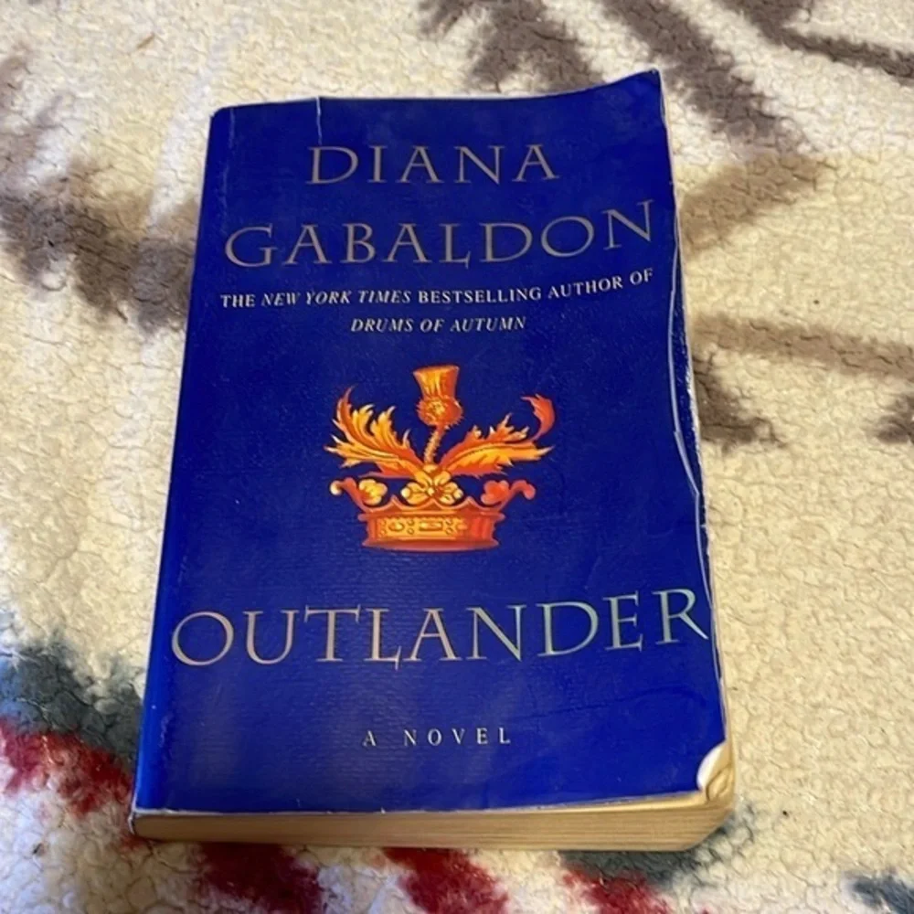 Outlander Book - Picture 1 of 3